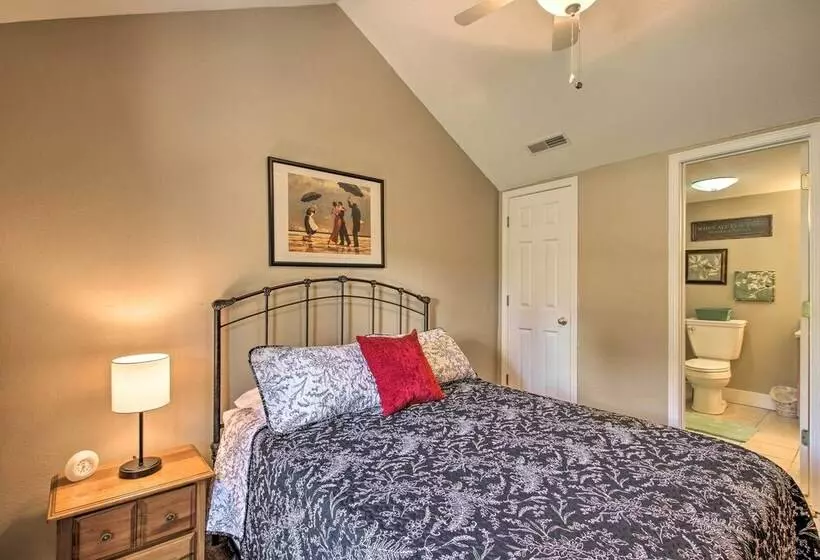 Turtle Rock    Ironton Cabin W/ Furnished Patio!