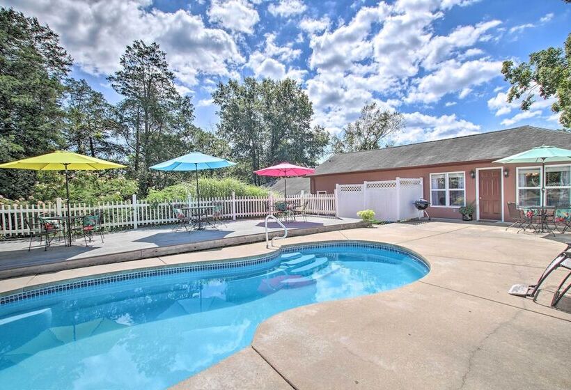 Turtle Rock    Ironton Cabin W/ Furnished Patio!