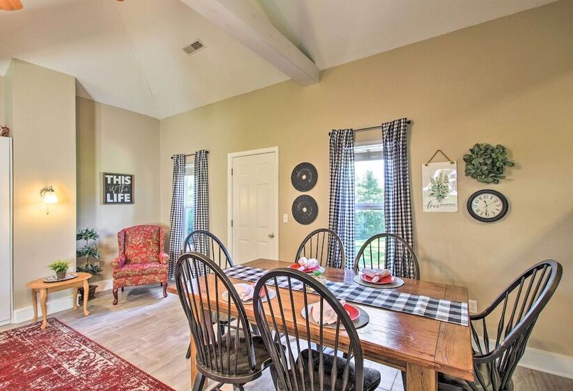 Turtle Rock    Ironton Cabin W/ Furnished Patio!