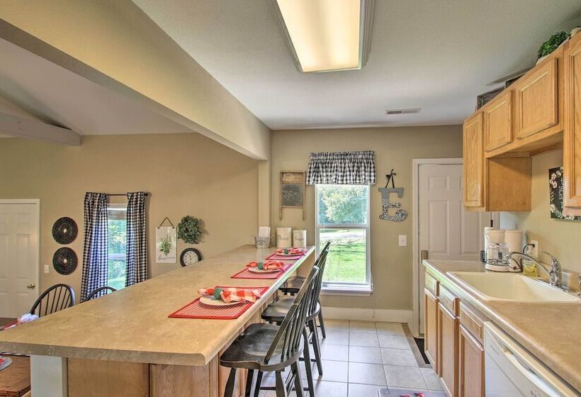 Turtle Rock    Ironton Cabin W/ Furnished Patio!