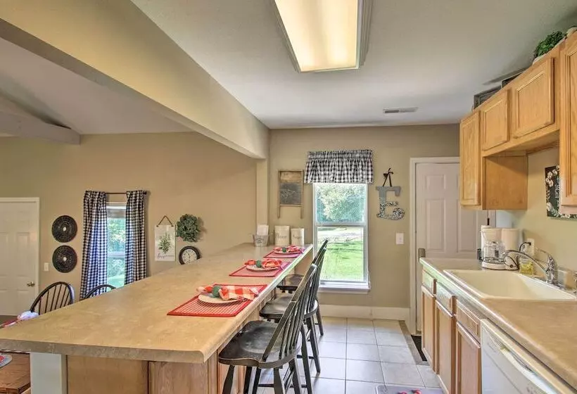 Turtle Rock    Ironton Cabin W/ Furnished Patio!