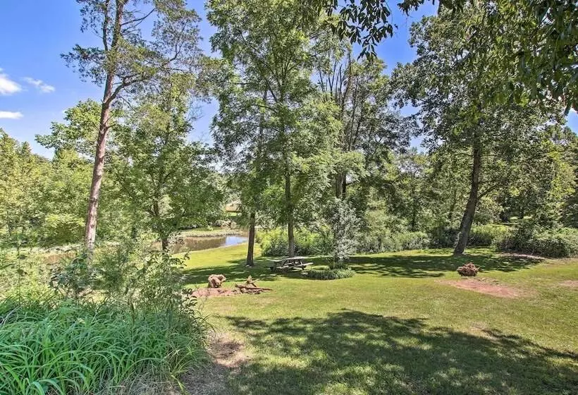 Turtle Rock    Ironton Cabin W/ Furnished Patio!