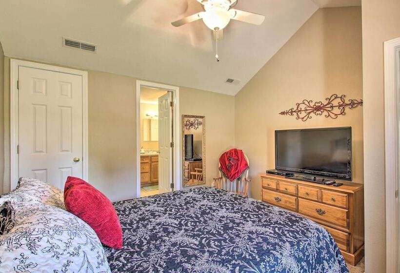 Turtle Rock    Ironton Cabin W/ Furnished Patio!