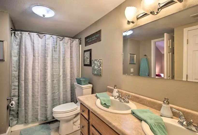 Turtle Rock    Ironton Cabin W/ Furnished Patio!