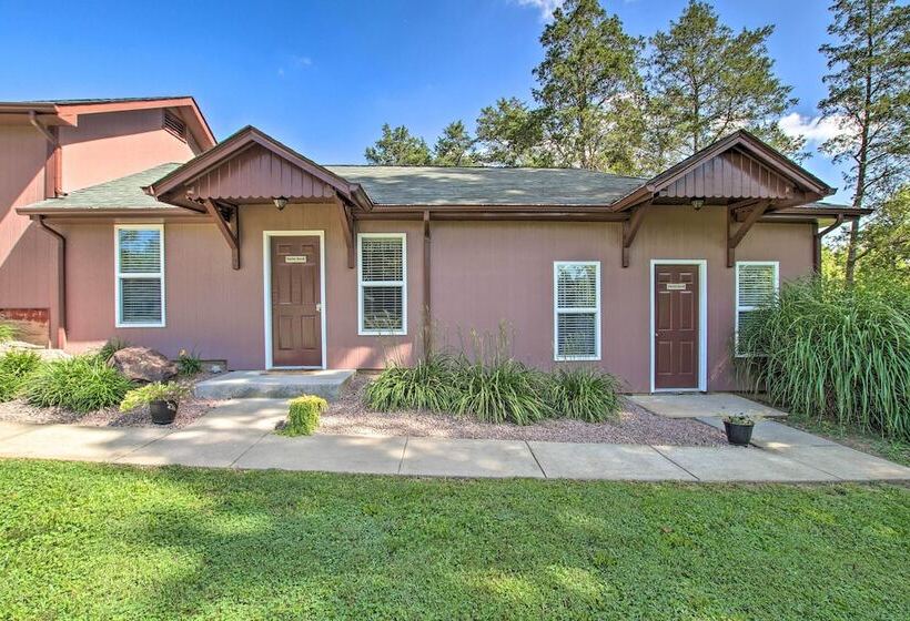 Turtle Rock    Ironton Cabin W/ Furnished Patio!