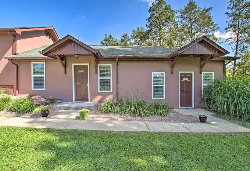 Turtle Rock    Ironton Cabin W/ Furnished Patio!