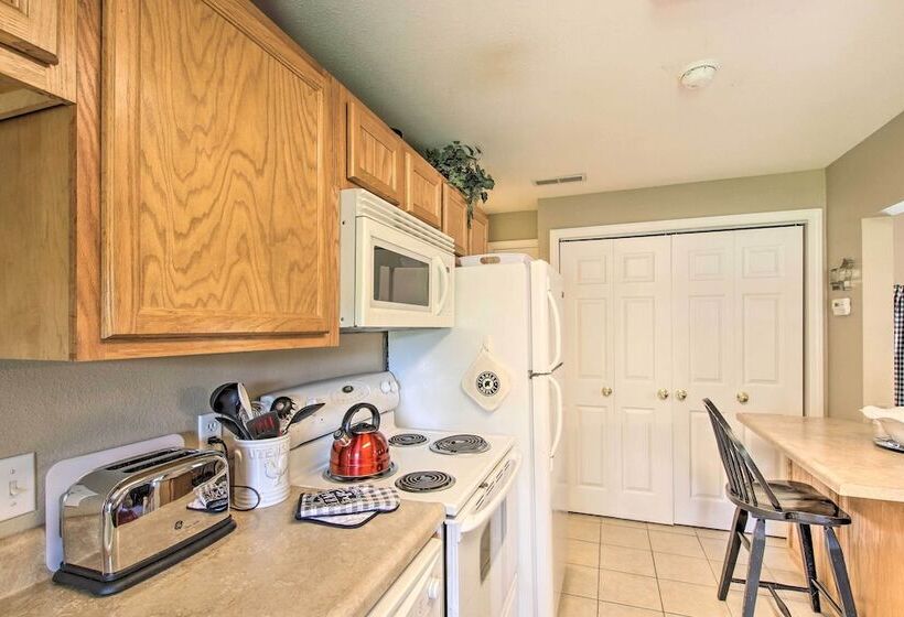 Turtle Rock    Ironton Cabin W/ Furnished Patio!