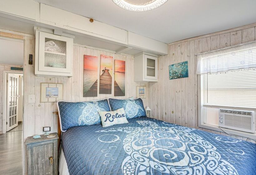 Beach House In Freeport ~ 1 Mi To Surfside Beach!