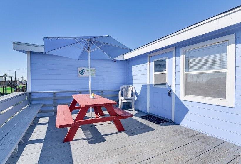 Beach House In Freeport ~ 1 Mi To Surfside Beach!