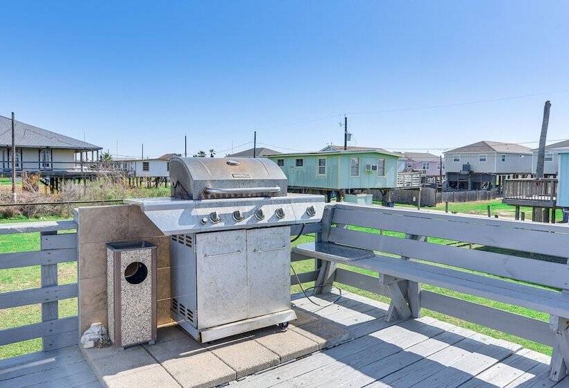 Beach House In Freeport ~ 1 Mi To Surfside Beach!