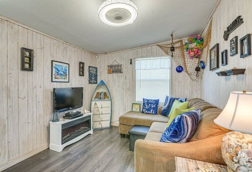 Beach House In Freeport ~ 1 Mi To Surfside Beach!