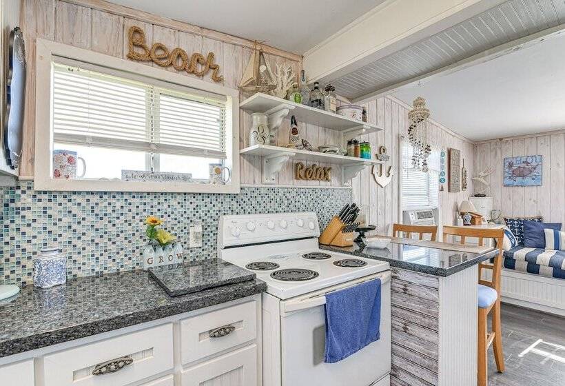 Beach House In Freeport ~ 1 Mi To Surfside Beach!