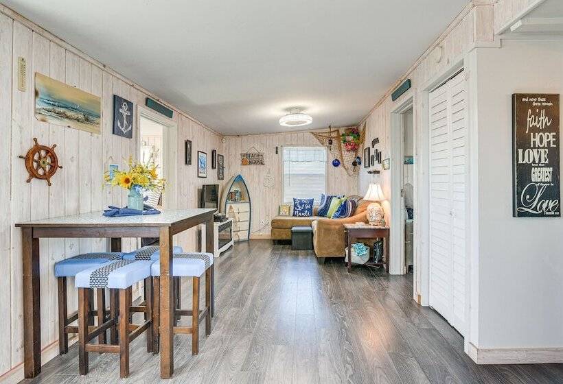 Beach House In Freeport ~ 1 Mi To Surfside Beach!