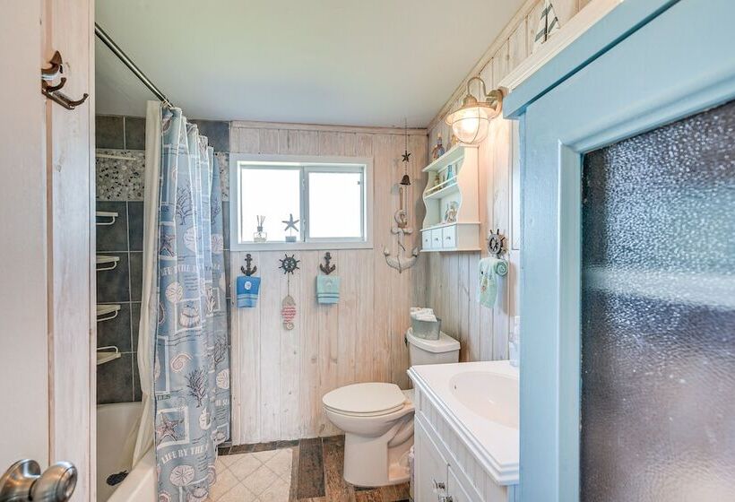 Beach House In Freeport ~ 1 Mi To Surfside Beach!