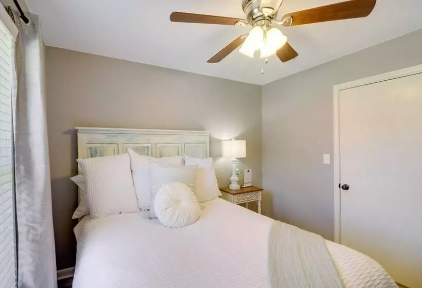 Waterfront Greers Ferry Lake Vacation Rental!