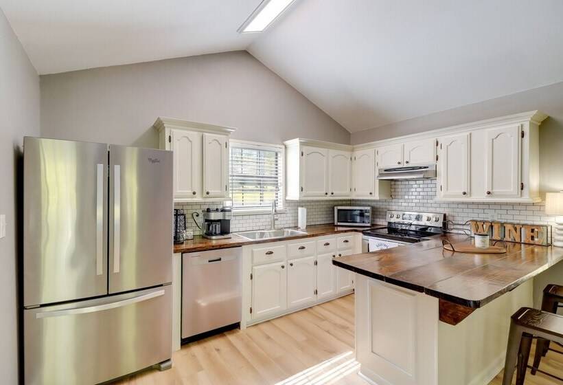 Waterfront Greers Ferry Lake Vacation Rental!