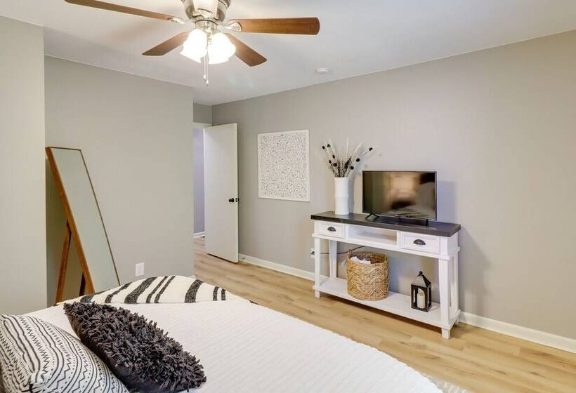 Waterfront Greers Ferry Lake Vacation Rental!