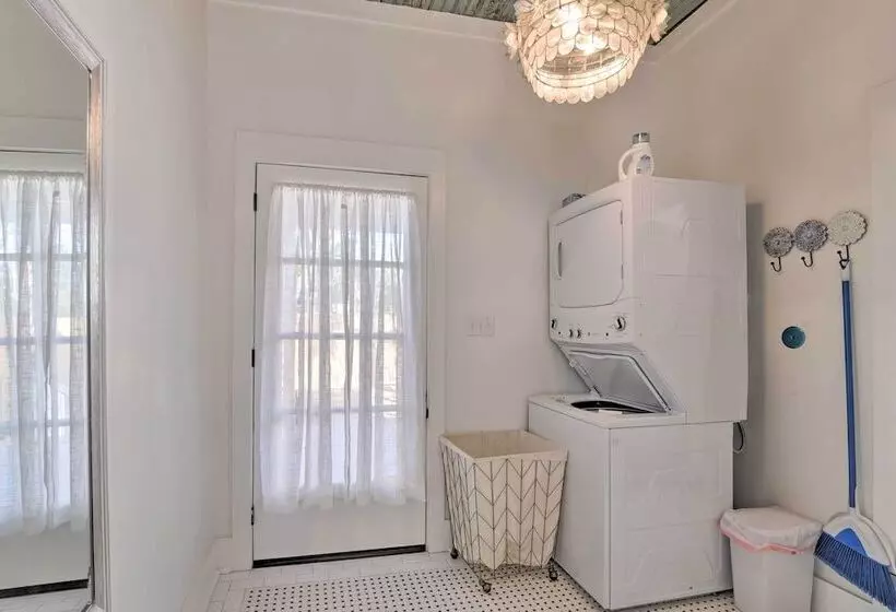 Near Beach & Strand: Bright Cottage In Galveston