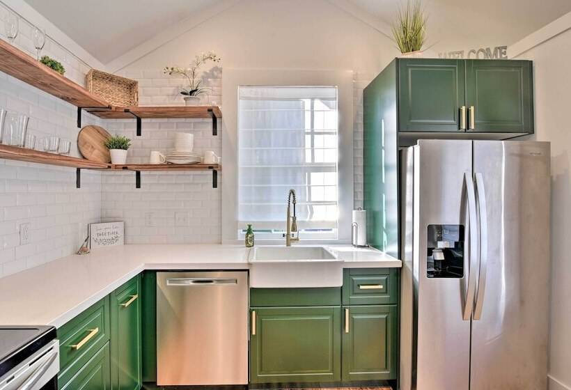 Near Beach & Strand: Bright Cottage In Galveston