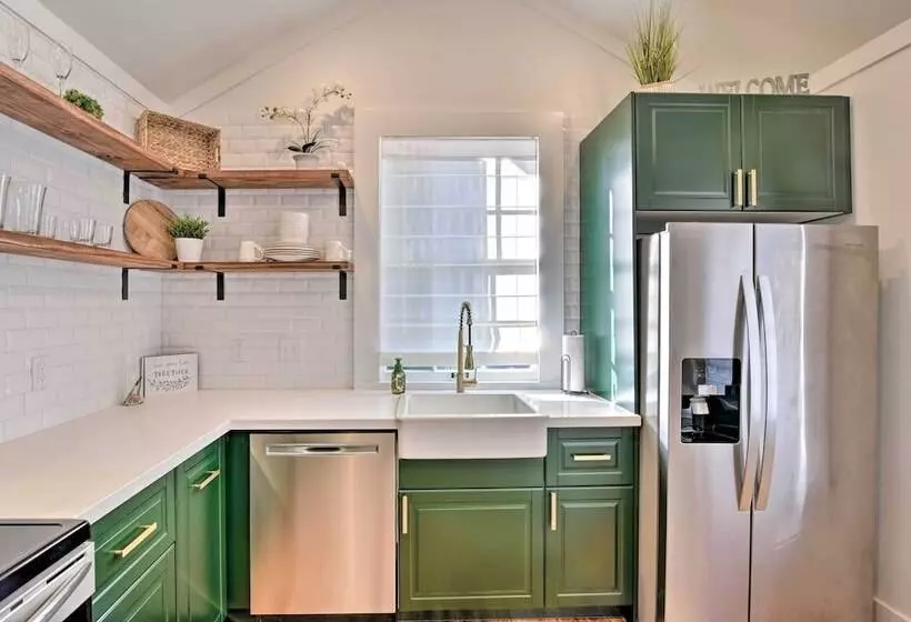 Near Beach & Strand: Bright Cottage In Galveston