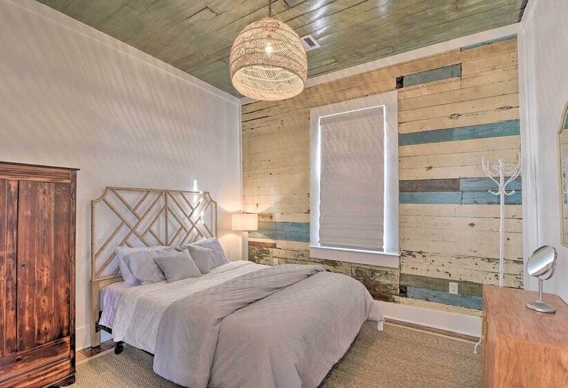 Near Beach & Strand: Bright Cottage In Galveston