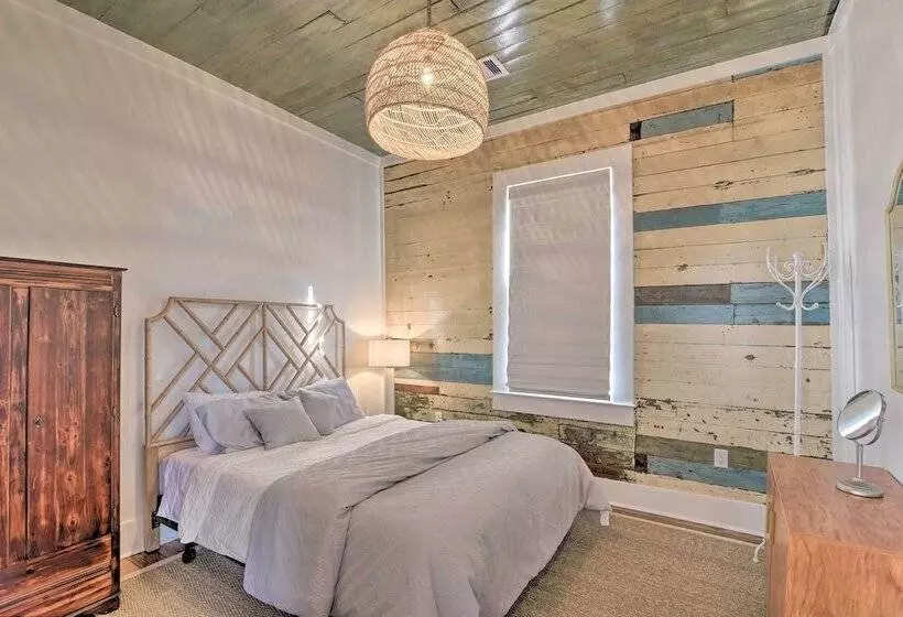 Near Beach & Strand: Bright Cottage In Galveston