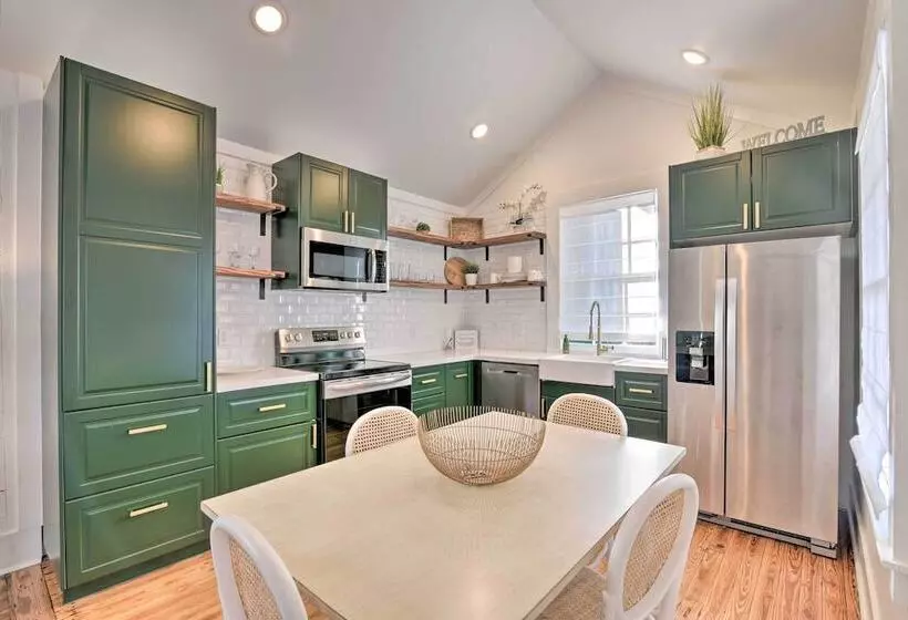 Near Beach & Strand: Bright Cottage In Galveston