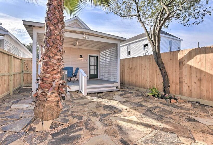 Near Beach & Strand: Bright Cottage In Galveston