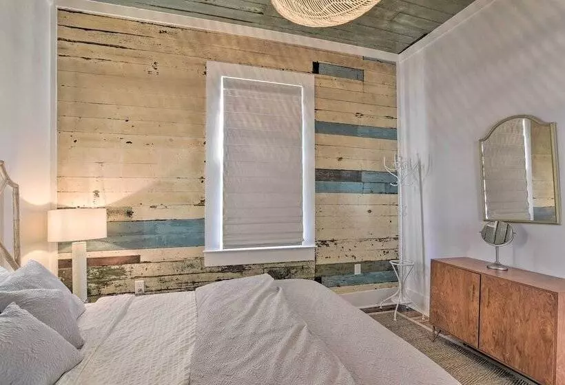 Near Beach & Strand: Bright Cottage In Galveston