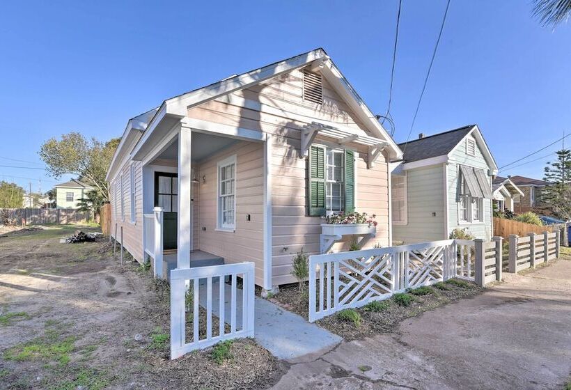 Near Beach & Strand: Bright Cottage In Galveston