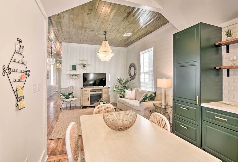 Near Beach & Strand: Bright Cottage In Galveston