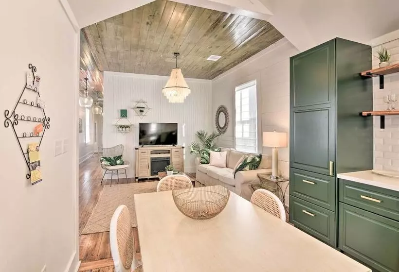 Near Beach & Strand: Bright Cottage In Galveston