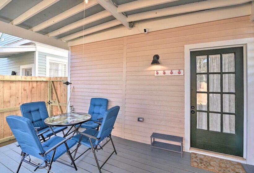 Near Beach & Strand: Bright Cottage In Galveston