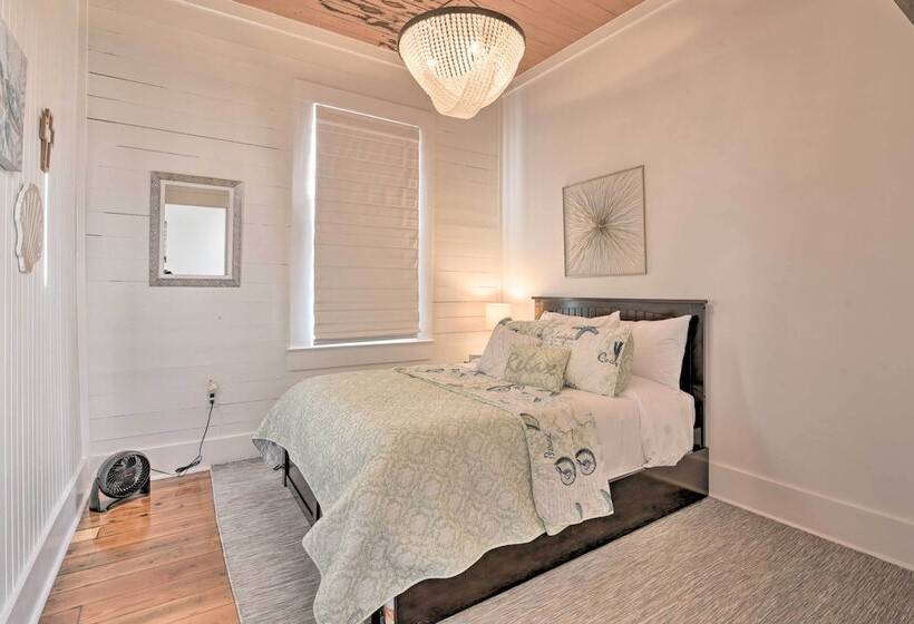 Near Beach & Strand: Bright Cottage In Galveston