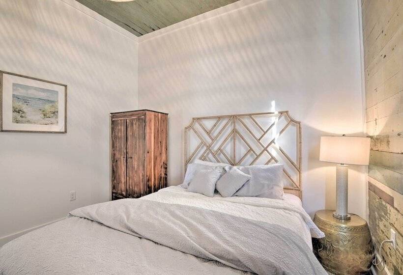 Near Beach & Strand: Bright Cottage In Galveston