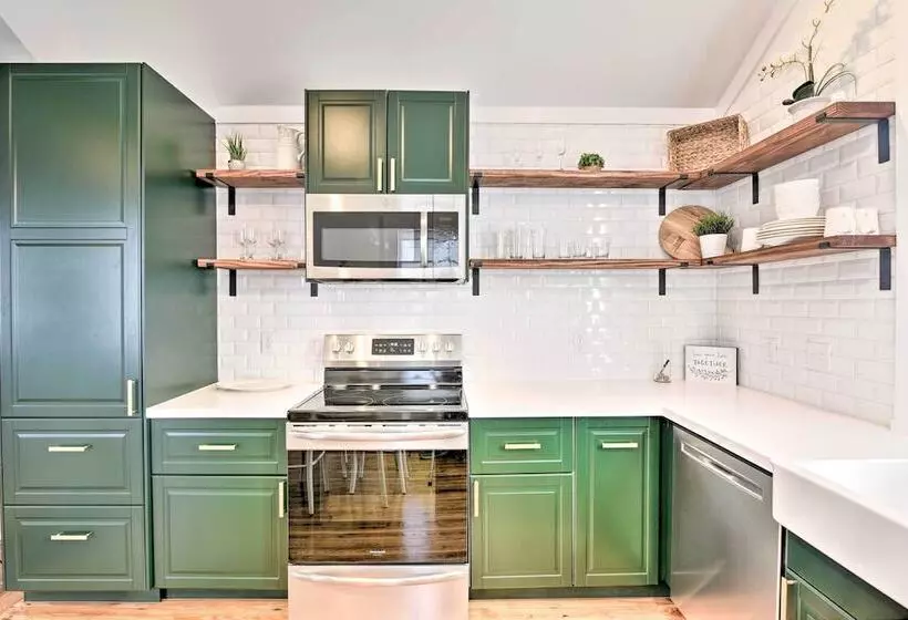 Near Beach & Strand: Bright Cottage In Galveston
