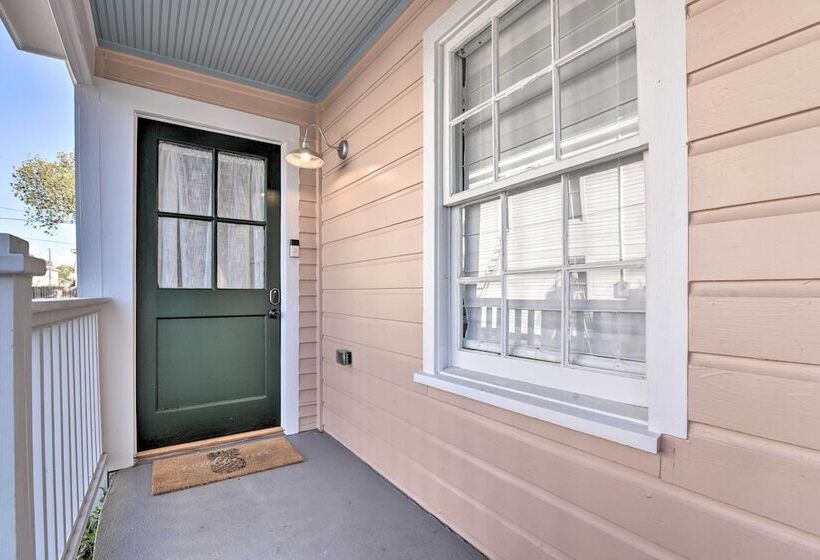 Near Beach & Strand: Bright Cottage In Galveston