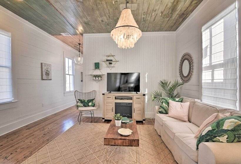 Near Beach & Strand: Bright Cottage In Galveston