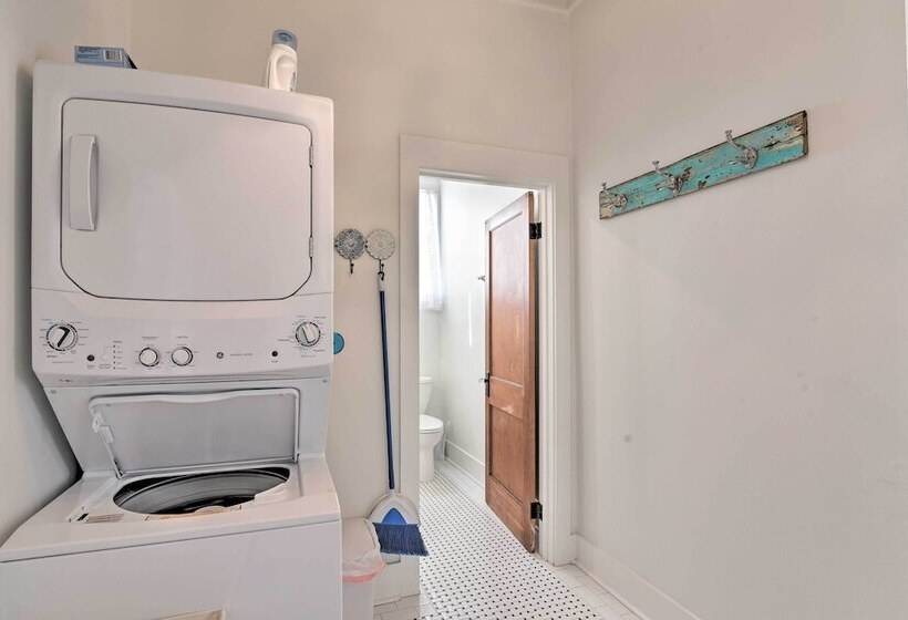 Near Beach & Strand: Bright Cottage In Galveston