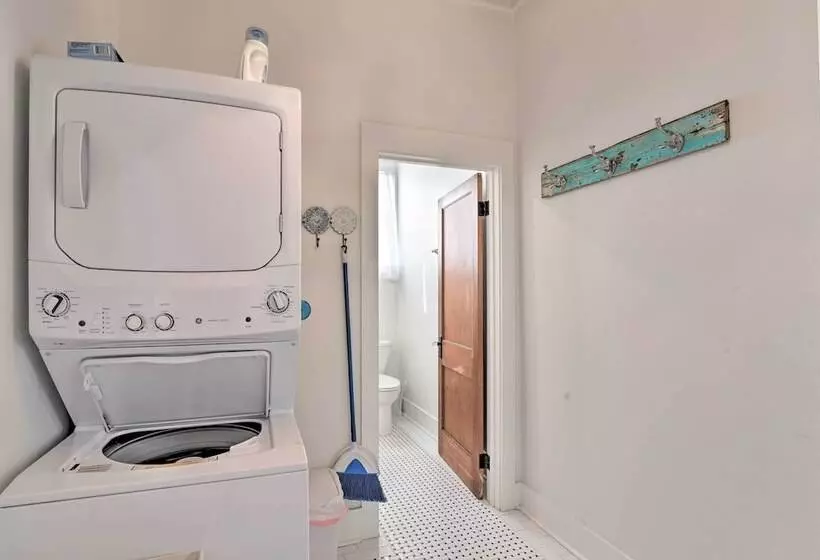 Near Beach & Strand: Bright Cottage In Galveston