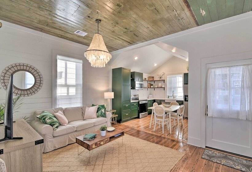 Near Beach & Strand: Bright Cottage In Galveston