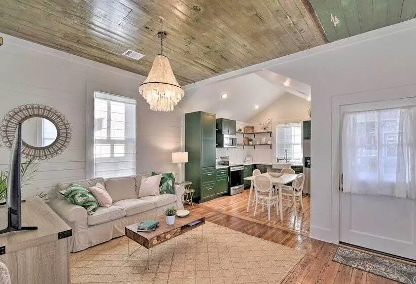 Near Beach & Strand: Bright Cottage In Galveston