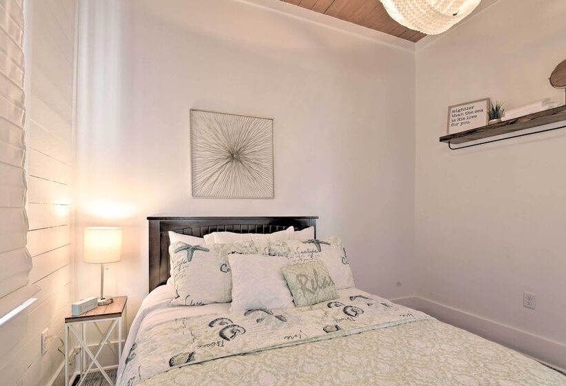 Near Beach & Strand: Bright Cottage In Galveston