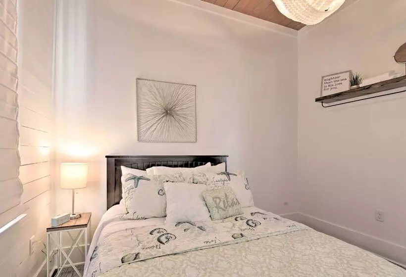 Near Beach & Strand: Bright Cottage In Galveston