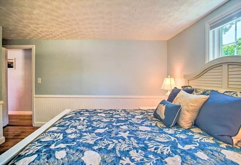 Cape Cod Bungalow W/ Patio < 1 Mi To Beaches!