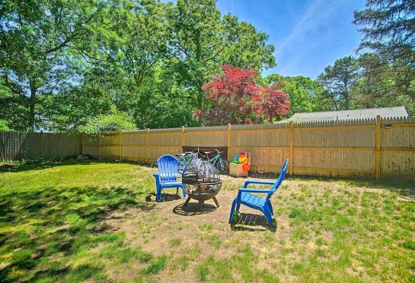 Cape Cod Bungalow W/ Patio < 1 Mi To Beaches!