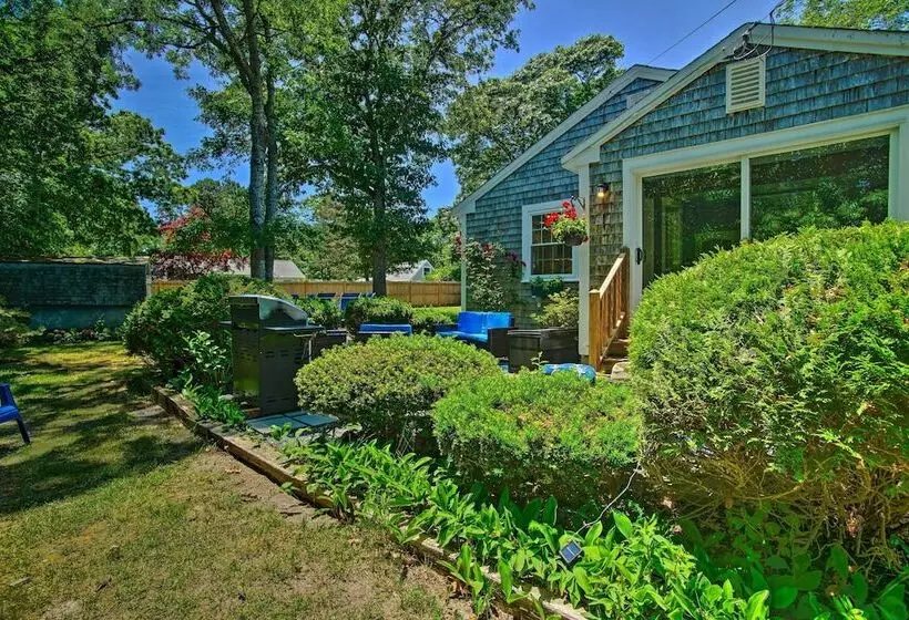 Cape Cod Bungalow W/ Patio < 1 Mi To Beaches!