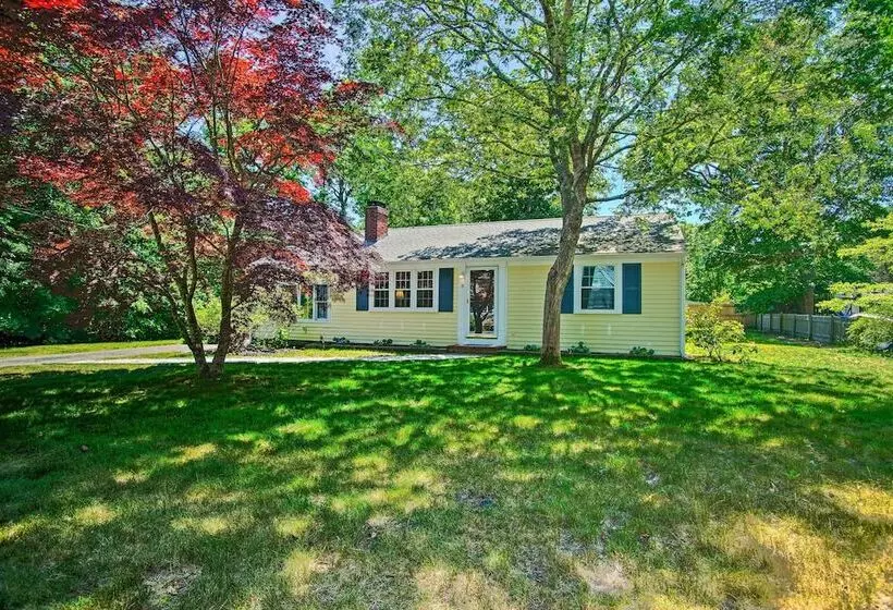 Cape Cod Bungalow W/ Patio < 1 Mi To Beaches!
