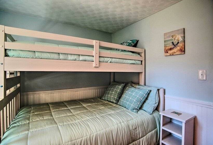 Cape Cod Bungalow W/ Patio < 1 Mi To Beaches!