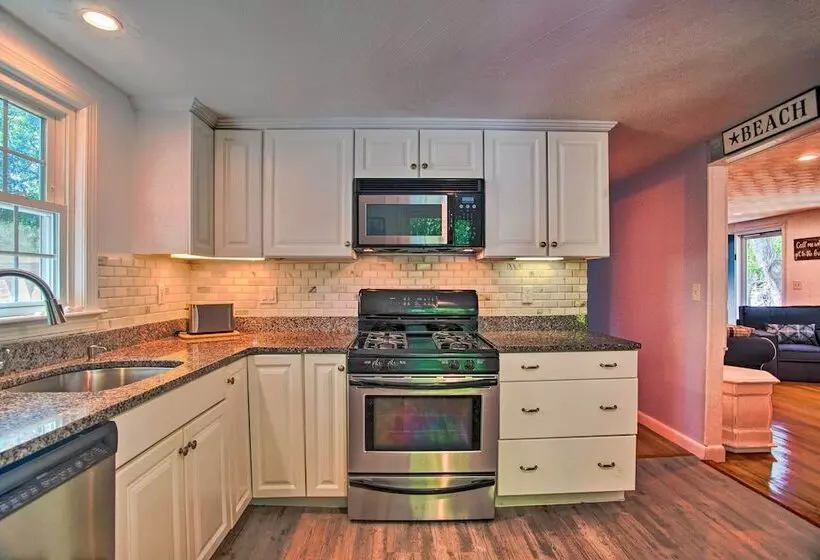 Cape Cod Bungalow W/ Patio < 1 Mi To Beaches!